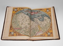 Een kaart van Nederland uit de Atlas Ortelius waarbij het westen, dus niet het noorden, aan de bovenkant van de pagina ligt.