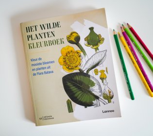 De kaft van het Flora Batava-kleurboek met kleurpotloden