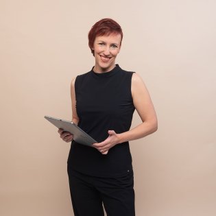 Maaike Napolitano met laptop in haar hand.