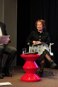 10 Arno Kuipers interviewt Dido Michielsen over de kebaya in de Nederlands-Indische literatuur. Fotograaf: Koen de Wit.