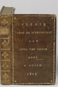 Een oud boek met de voorkaft en rug zichtbaar