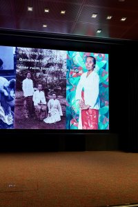 Sabine Bolk tijdens haar presentatie over de geschiedenis van de witte kebaya. Fotograaf: Koen de Wit
