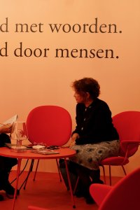 Dido Michielsen (rechts) in gesprek in Club Erasmus. Fotograaf: Koen de Wit