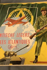 Een propagandaposter uit de oorlog met een soldaat voor een vlag en tanks