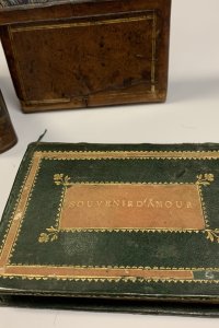 Een groen leren boek met de inscriptie 'Souvenir d'amour'