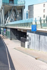 Foto van de weg naar de parkeerplaats.