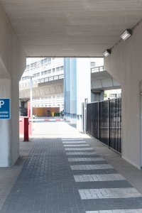 Foto van de slagboom bij de parkeerplaats bij de KB.
