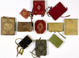 Afbeelding van de 11 alba amicorum (vriendenboeken) van de familie Van Harinxma thoe Slooten