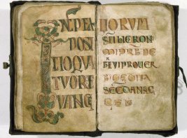 Twee pagina's van een handgeschreven manuscript, rijk versierd