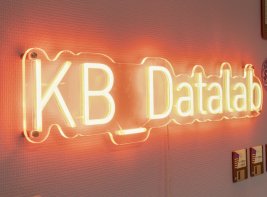 Een lamp in de vorm van het logo van het KB_Datalab