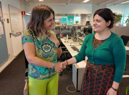 Algemeen directeur Wilma schudt de hand van Júlia Kemendi