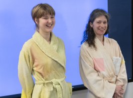 Twee vrouwen van de Feministische Handwerkpartij in 'visibly mended'badjassen