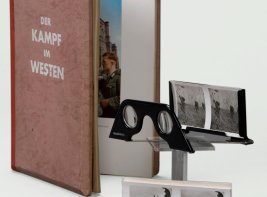 Een opengeslagen boek en twee stereoscopische foto's met de bijbehorende bril