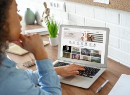 Een vrouw bekijkt op een laptop de homepage van Literatuurgeschiedenis.org.