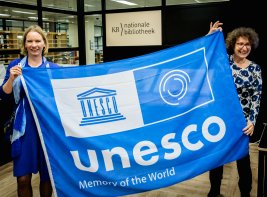 Directeur Lily Knibbeler van de KB ontvangt de Unesco Memory of the World-vlag voor de webcollectie XS4ALL.