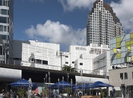 KB-gebouw met trambaan ervoor langs, terrasje daaronder.