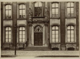 Ingang van de oude KB. Bovenaan de ingang twee standbeelden. Op een bord boven de ingang staat Bibliotheca Regia.