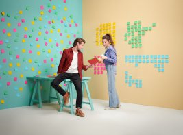 Foto van man en vrouw met post-it notes op de achtergrond. (stagelopen)