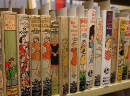 Rij met meisjesboeken, schenking van Uitgeverij Kluitman, 2011.