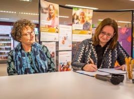KB-directeur Lily Knibbeler en staatssecretaris Aukje de Vries ondertekenen het convenant.