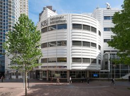 De voorgevel van het KB-gebouw.