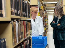 Aicha Hockx en Wilma van Wezenbeek in een van de magazijnen.