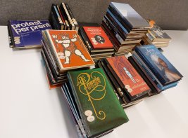 Stapels boekenweekgeschenken