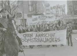 Persfoto van demonstratie van jongeren in Groningen tegen aankoop Amerikaanse F-16 straaljagers.