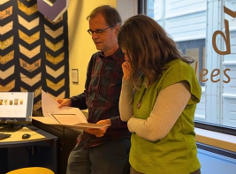 Frank Heinen en Wilma van Wezenbeek in overleg.
