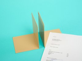 Twee boeksteunen op een boekbreedte afstand van elkaar met daarnaast de rekening voor het onzichtbare boek