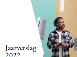 Omslag jaarverslag, met titel en man die met een koptelefoon op luistert naar zijn mobiel, terwijl er om hem heen papieren in de lucht hangen.