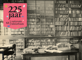 Logo van 225 jaar KB voor een zwartwit foto van een bureau en goedgevulde boekenkasten, genomen in een voormalig KB-pand.