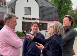 Paul en Huib interviewen iemand voor Café Backus, over het Venlo-incident