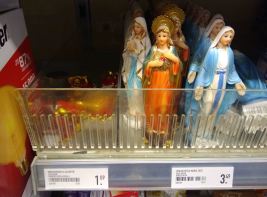 Beeldjes van Maria in een winkelschap.