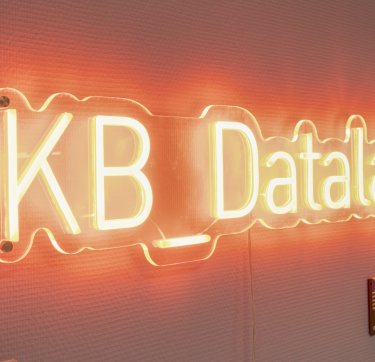 Een lamp in de vorm van het logo van het KB_Datalab