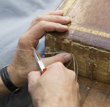 Boekrestauratie: katernen worden opnieuw genaaid