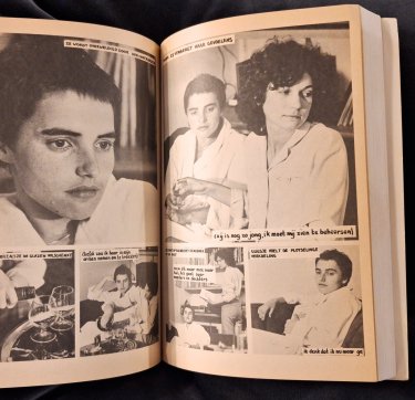 Twee pagina's uit een fotostrip over twee lesbische vrouwen