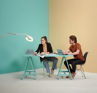 Twee medewerkers aan het werk in een studio.