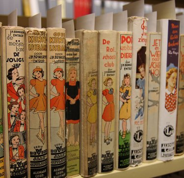 Rij met meisjesboeken, schenking van Uitgeverij Kluitman, 2011.