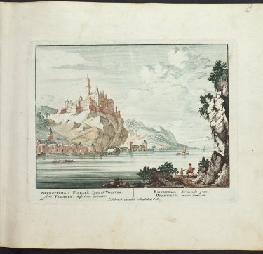 Tekening van een kasteel op een berg langs een rivier.