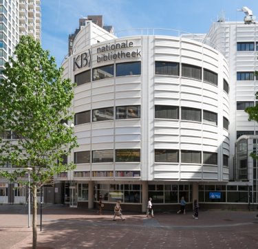 De voorgevel van het KB-gebouw.
