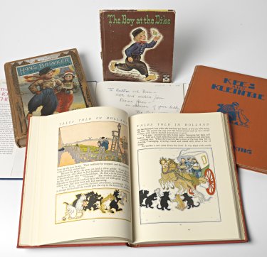 Dichte en opengeslagen boeken uit de Edelmancollectie.