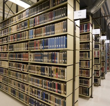 Nederlandse taal- en letterkunde: boekenkasten in het magazijn