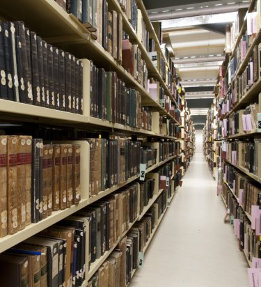 Rijen boekenkasten achter elkaar.