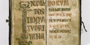 Twee pagina's van een handgeschreven manuscript, rijk versierd
