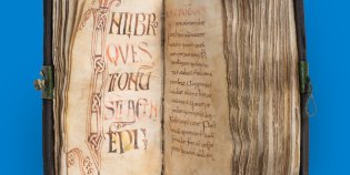 Twee pagina's van een handgeschreven manuscript, rijk versierd