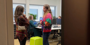 Matine van der Haar en Wilma van Wezenbeek in gesprek.