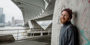 Patrick van der Jagt onder een brug