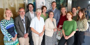 Verschillende medewerkers van de KB en Trinity College Dublin staan lachend naast elkaar op de foto.