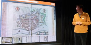 Persoon staat voor scherm in het kader van de programmalijn Verbonden Digitaal Erfgoed.